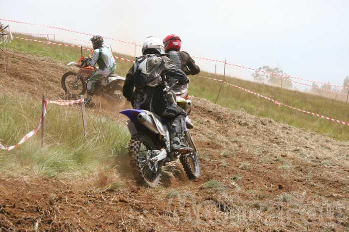 Photo MaitreFou - Auteur : Equipe MaitreFou - Mots clés :  moto motocross terre endurance tampon tsm poussiere 