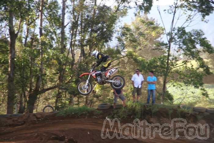 Photo MaitreFou - Auteur : Equipe MaitreFou - Mots clés :  moto motocross ufolep terre saut terrain petit tampon educatifs enfants soleil 