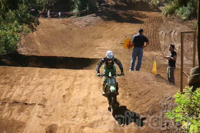 Photo MaitreFou - Auteur : Equipe MaitreFou - Mots clés :  moto motocross ufolep terre saut terrain petit tampon educatifs enfants soleil 