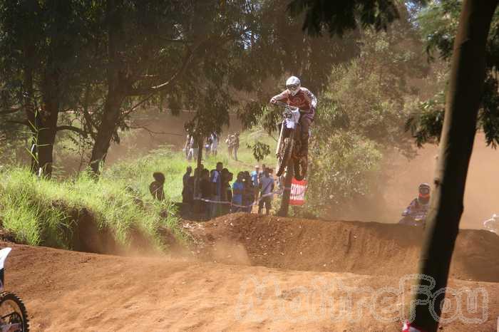 Photo MaitreFou - Auteur : Equipe MaitreFou - Mots clés :  moto motocross ufolep terre saut terrain petit tampon educatifs enfants soleil 