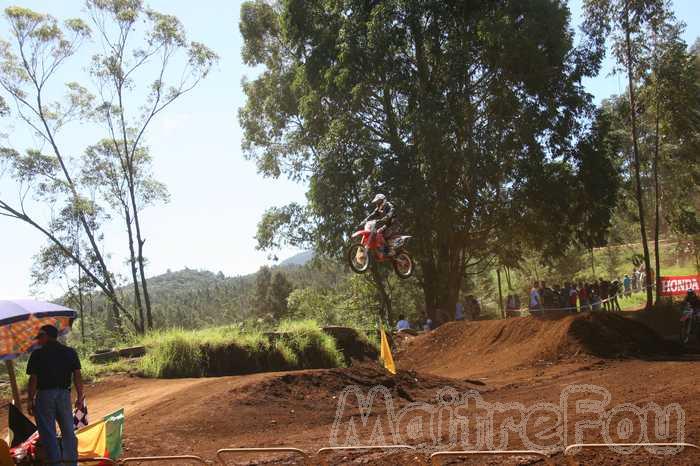 Photo MaitreFou - Auteur : Equipe MaitreFou - Mots clés :  moto motocross ufolep terre saut terrain petit tampon educatifs enfants soleil 