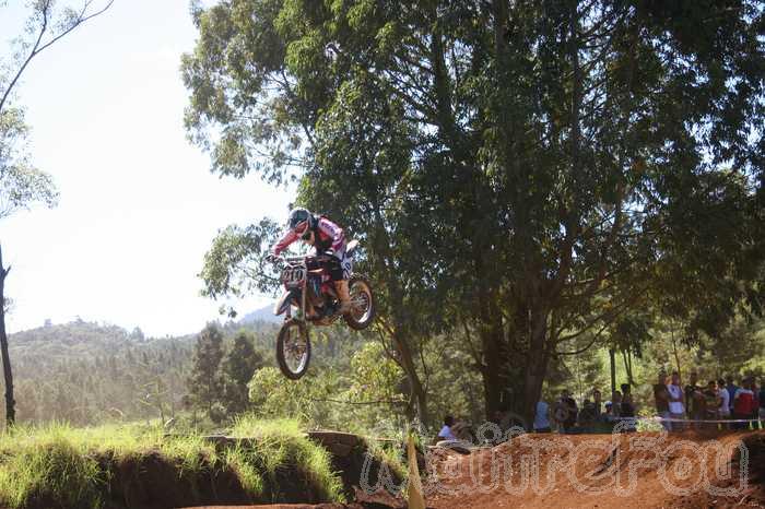 Photo MaitreFou - Auteur : Equipe MaitreFou - Mots clés :  moto motocross ufolep terre saut terrain petit tampon educatifs enfants soleil 