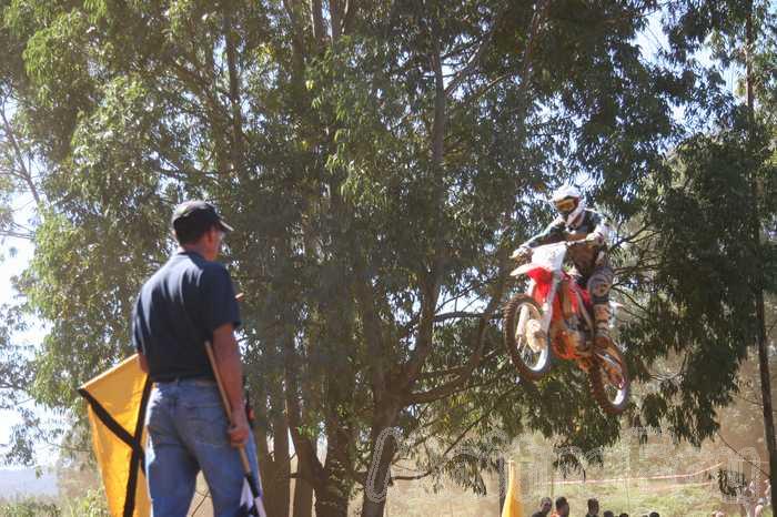 Photo MaitreFou - Auteur : Equipe MaitreFou - Mots clés :  moto motocross ufolep terre saut terrain petit tampon educatifs enfants soleil 