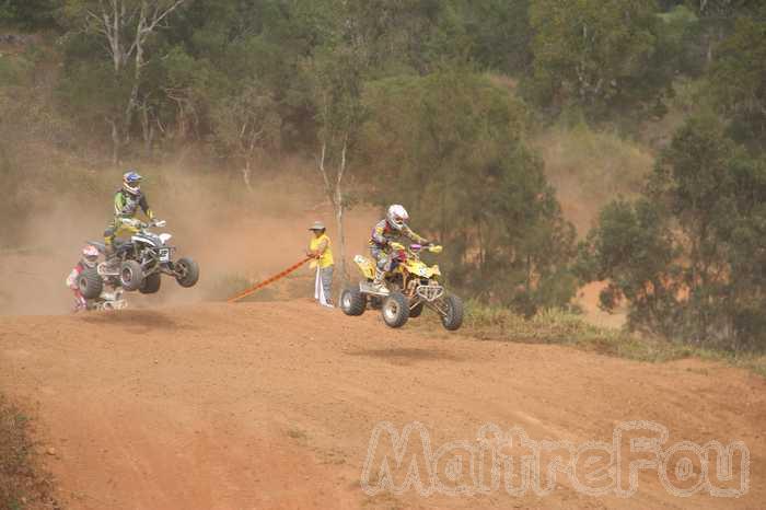 Photo MaitreFou - Auteur : Mathieu et Oceanne - Mots clés :  moto motocross quad FFM terre saut terrain paita nouvelle caledonie 