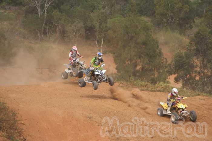 Photo MaitreFou - Auteur : Mathieu et Oceanne - Mots clés :  moto motocross quad FFM terre saut terrain paita nouvelle caledonie 