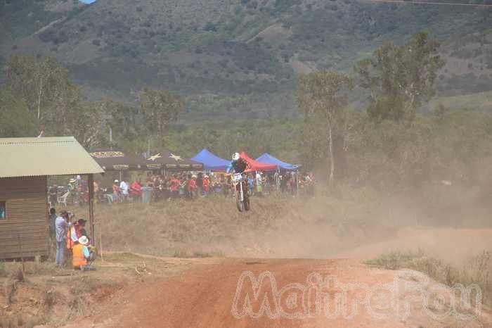 Photo MaitreFou - Auteur : Mathieu et Oceanne - Mots clés :  moto motocross quad FFM terre saut terrain paita nouvelle caledonie 