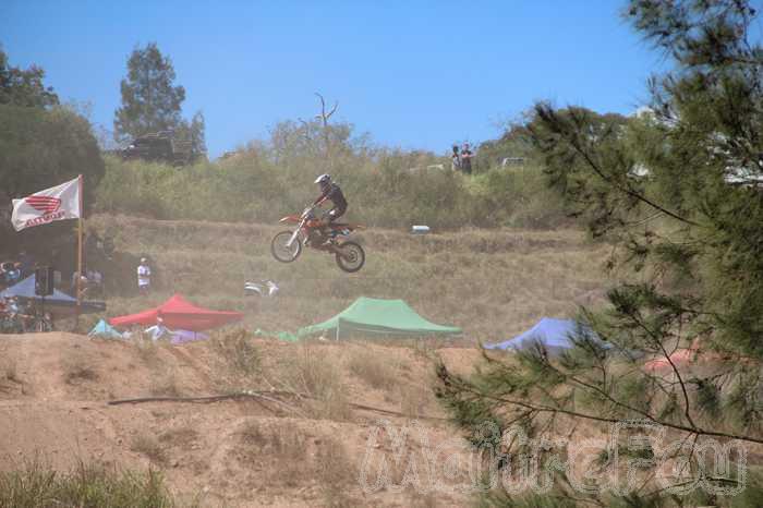 Photo MaitreFou - Auteur : Mathieu et Oceanne - Mots clés :  moto motocross quad FFM terre saut terrain paita nouvelle caledonie 