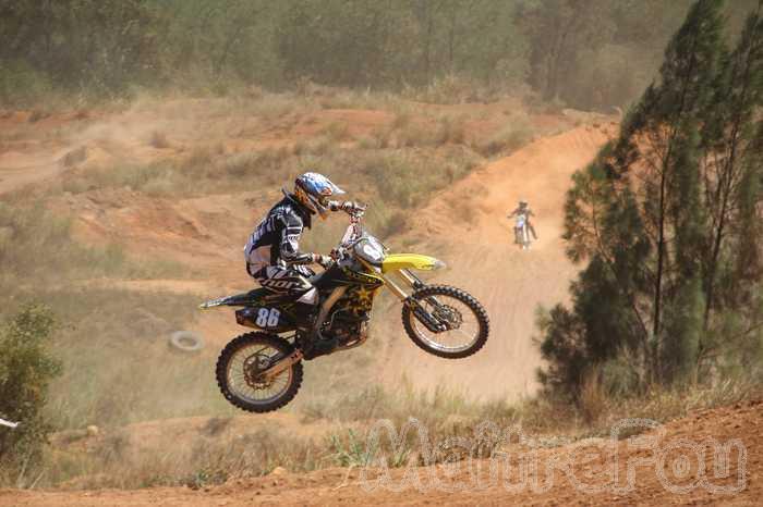 Photo MaitreFou - Auteur : Mathieu et Oceanne - Mots clés :  moto motocross quad FFM terre saut terrain paita nouvelle caledonie 