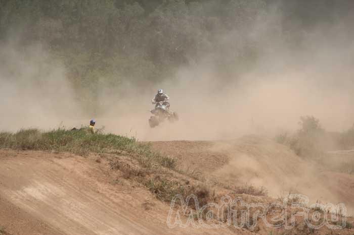 Photo MaitreFou - Auteur : Mathieu et Oceanne - Mots clés :  moto motocross quad FFM terre saut terrain paita nouvelle caledonie 