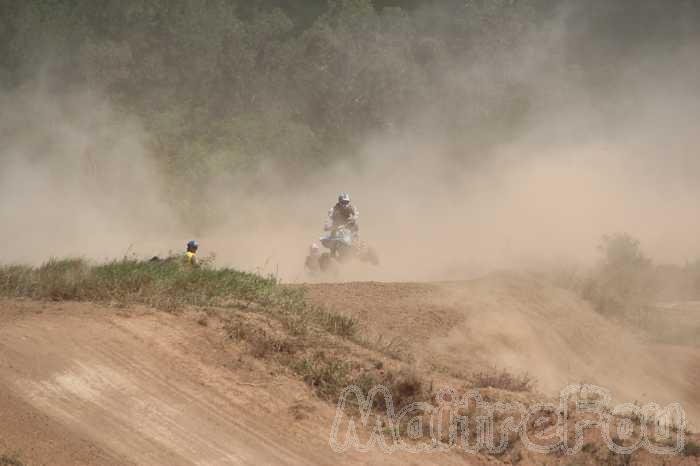 Photo MaitreFou - Auteur : Mathieu et Oceanne - Mots clés :  moto motocross quad FFM terre saut terrain paita nouvelle caledonie 