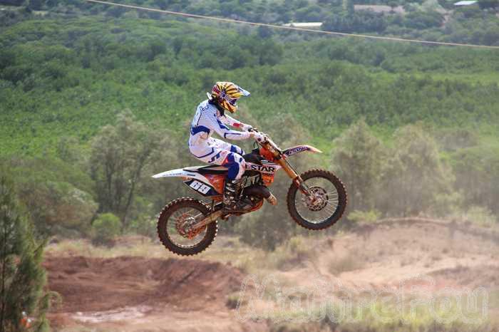 Photo MaitreFou - Auteur : Mathieu et Oceanne - Mots clés :  moto motocross quad FFM terre saut terrain paita nouvelle caledonie 