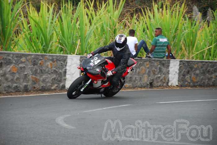 Photo MaitreFou - Auteur : Equipe MaitreFou - Mots clés :  moto course de cote quad cyclo trail supermotard gp450 routiere gros cube saint leu 