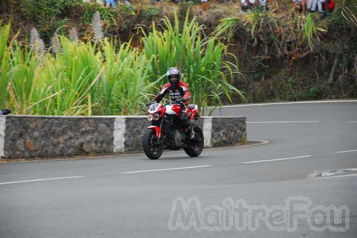 Photo MaitreFou - Auteur : Equipe MaitreFou - Mots clés :  moto course de cote quad cyclo trail supermotard gp450 routiere gros cube saint leu 