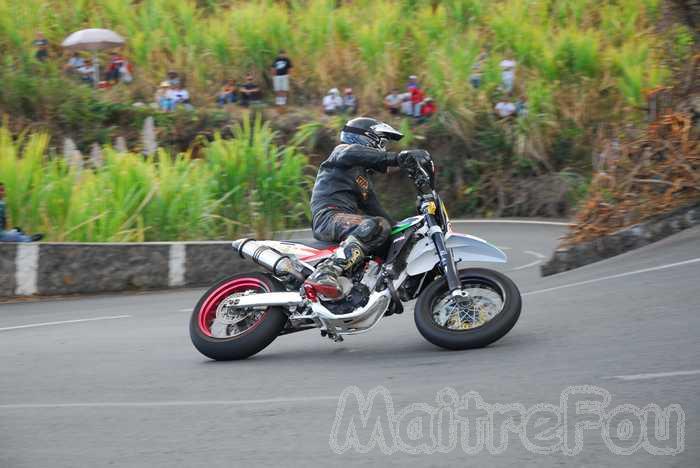 Photo MaitreFou - Auteur : Equipe MaitreFou - Mots clés :  moto course de cote quad cyclo trail supermotard gp450 routiere gros cube saint leu 