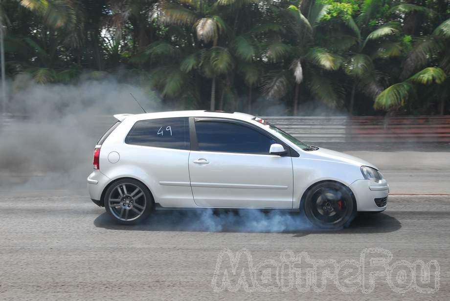 Photo MaitreFou - Auteur : Benjamin - Mots clés :  auto cfg circuit run tc pneu burn and drag pousse 