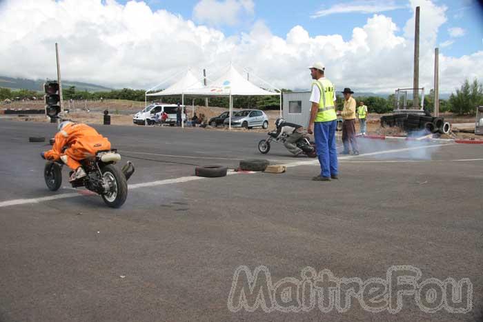 Photo MaitreFou - Auteur : MaitreFou & Michael H. - Mots clés :  auto moto run pousse performances dragster chronos 