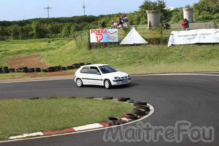 Photo MaitreFou - Auteur : Murielle - Mots clés :  auto slalom piste jamaique asphalte saint denis voitures 