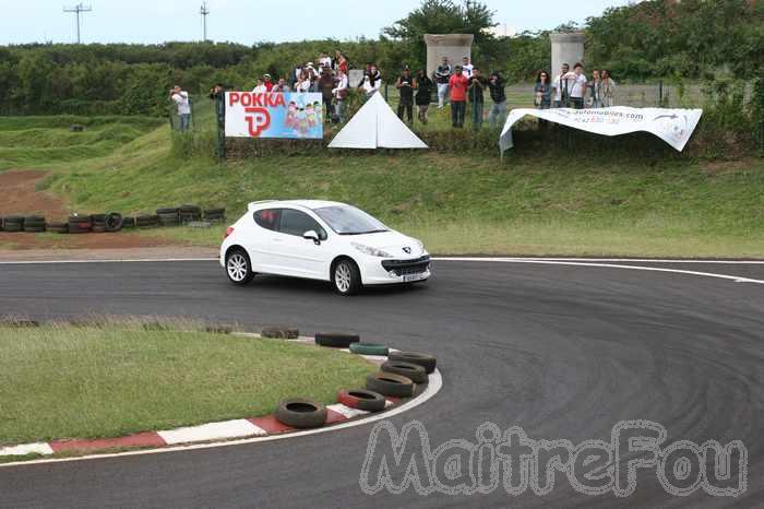 Photo MaitreFou - Auteur : Murielle - Mots clés :  auto slalom piste jamaique asphalte saint denis voitures 